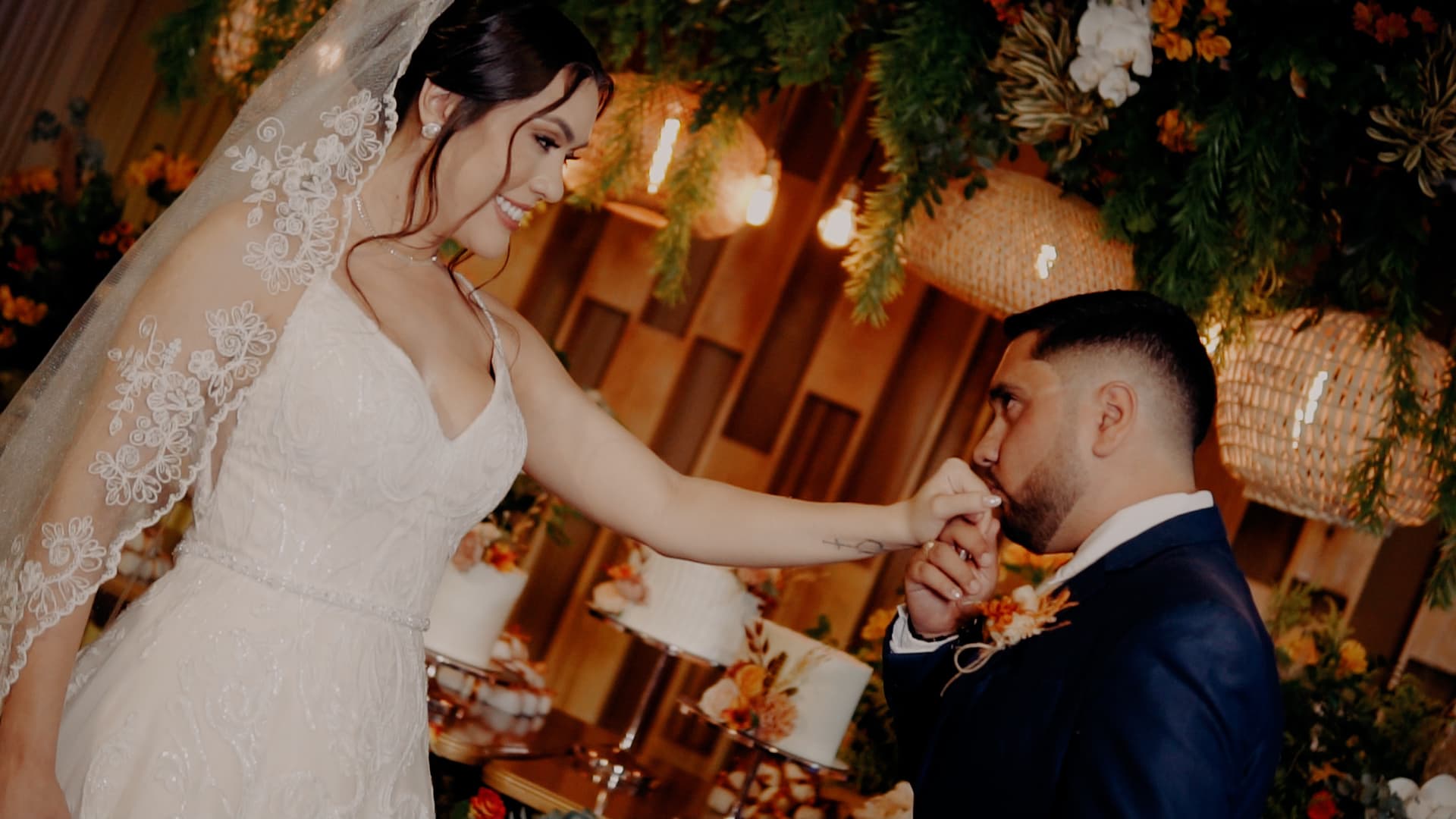 Noivo beijando a mão da noiva