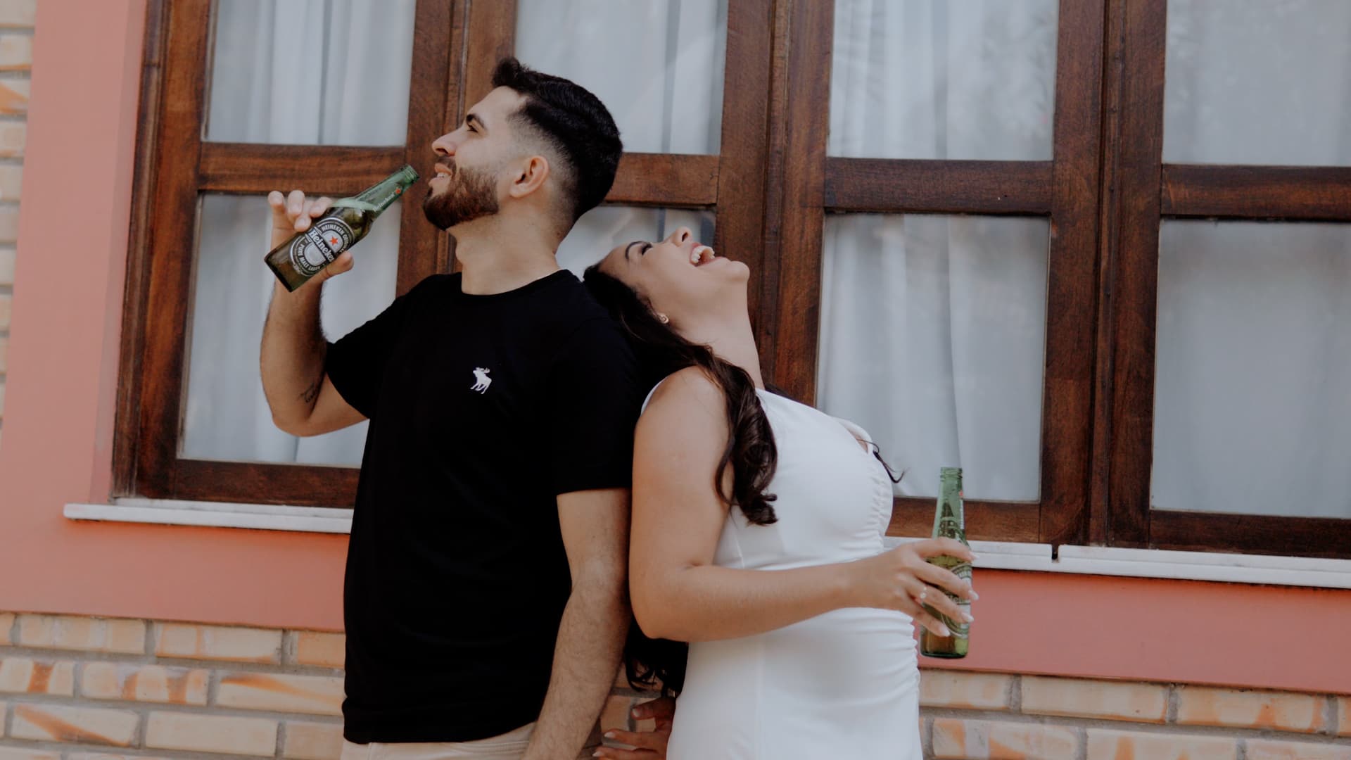 casal bebendo e rindo